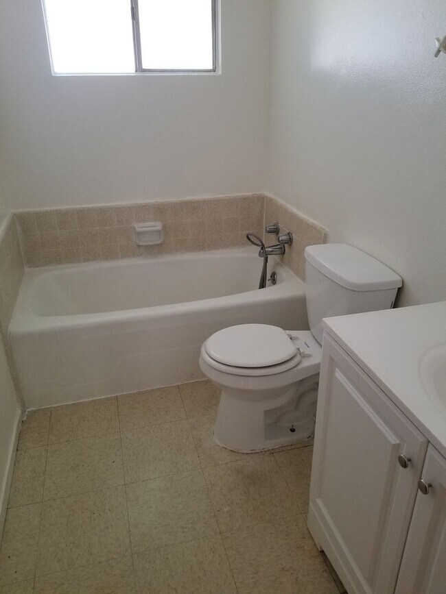 Building Photo - 3 Bedroom 2 Bathroom Home for Rent in Hanford