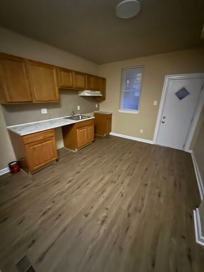 Building Photo - Beautiful 3 bedroom house