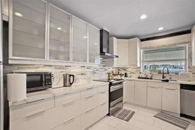 Building Photo - 1311 NE 27th Way