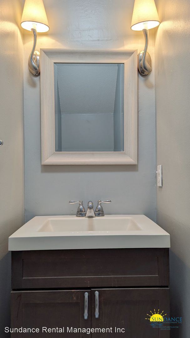 Building Photo - 2 br, 1.5 bath House - 217 Oak Street SE U...