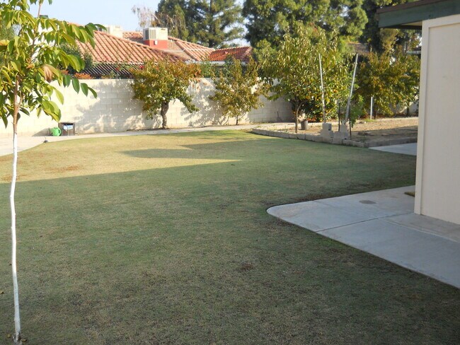Building Photo - Beautiful Home in Wasco with Solar!!