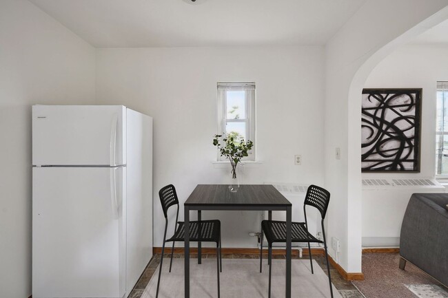 Building Photo - Spacious Top-Floor 1BR on Beautiful Iris P...