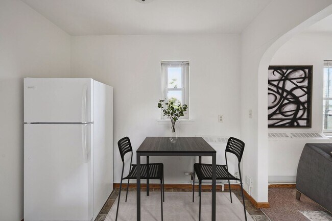 Building Photo - Spacious Top-Floor 1BR on Beautiful Iris Park!