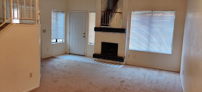 Building Photo - 3 bedroom 2 bathroom townhome available fo...