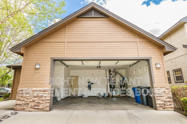 Building Photo - 994 E Winding Creek Dr