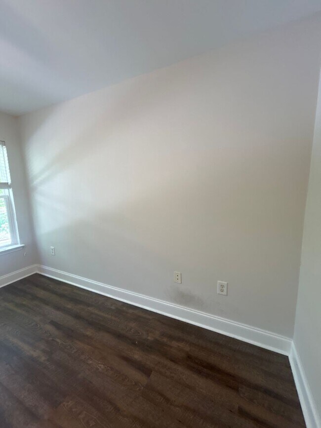 Building Photo - Three Bedroom Townhouse Available!