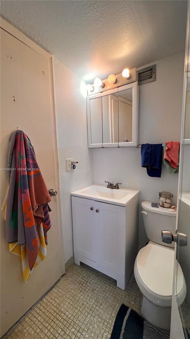 Building Photo - 1750 James Ave