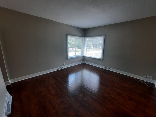 Building Photo - 3 Bedroom, 2 Bathroom Home with 1+ car attached garage