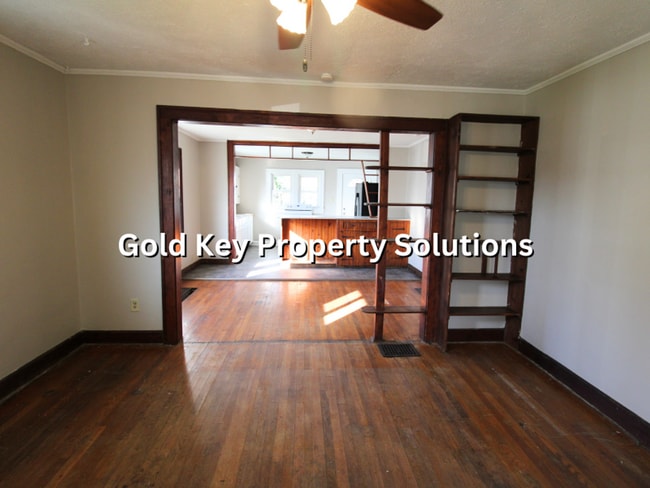 Building Photo - Open Floor Plan 2 BR 1 BA House with Sun Porch NO SECTION 8