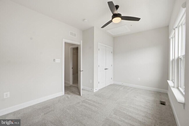 Building Photo - 211 Phoenix Dr