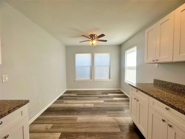 Building Photo - 814 N Riverside Dr