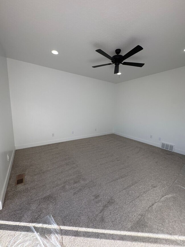 Building Photo - 725 W 350 N