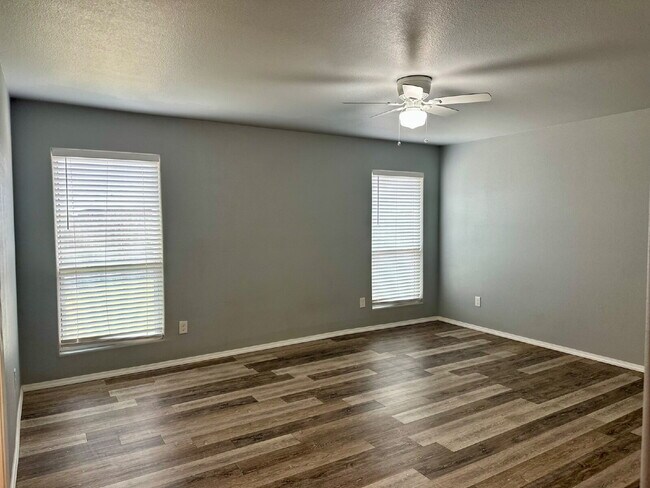 Building Photo - Move-In Special!