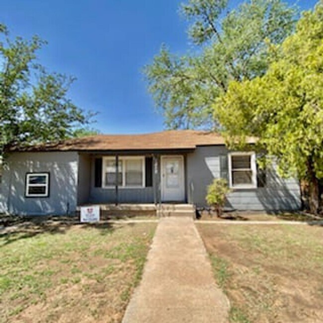 Building Photo - Handyman Special $0 First Month's Rent / “You fix, you SAVE BIG!!” Contact Mayshell for details: ...