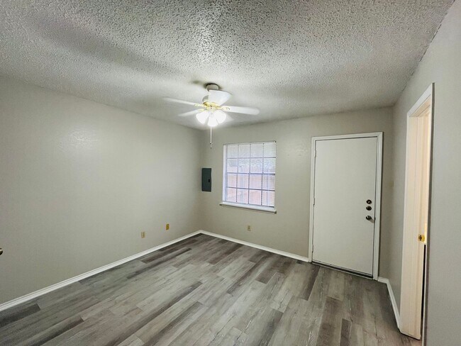 Building Photo - 320 Spring Branch Ln