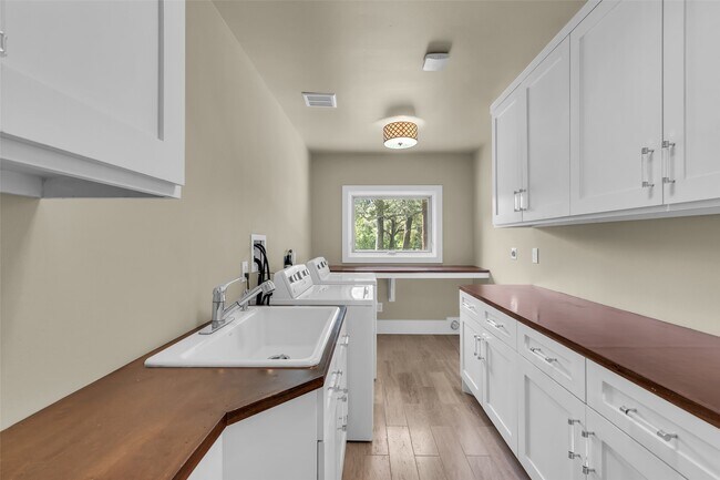 Building Photo - 3461 Pine Acres Dr