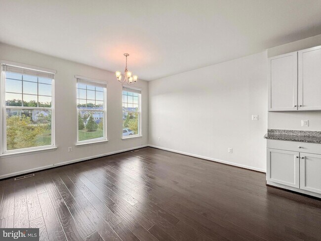 Building Photo - 439 Foxglove Way