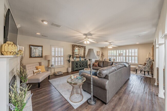 Building Photo - Coming Soon! Spacious 3 Bed, 2 Bath Duplex in the Heart of Overton West
