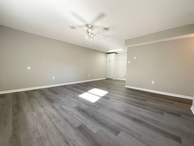 Building Photo - 713 Melody Ln