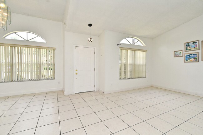 Building Photo - 1,850 Sq Ft 3-Bed, 2-Bath Orlando Home – Lawn Care Included & Fully Updated!
