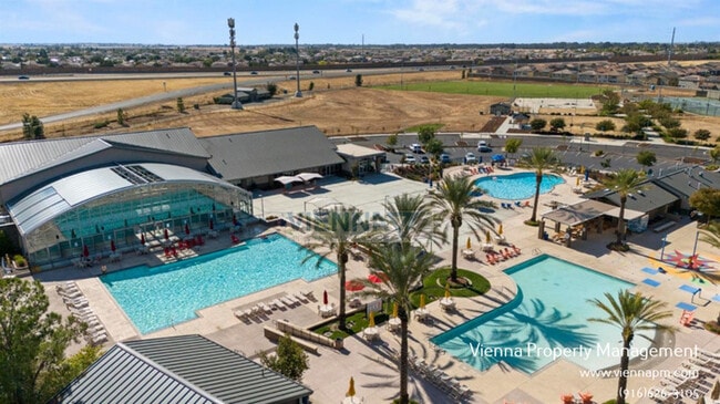 Building Photo - 829 Courtyards Loop