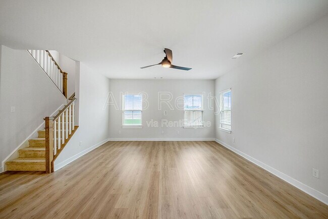 Building Photo - 533 Daffodil Ln