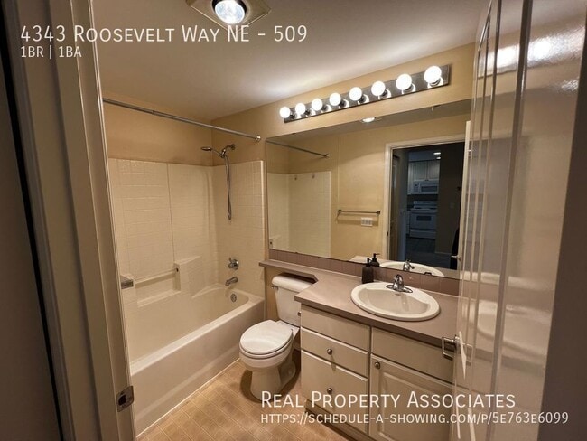 Building Photo - 4343 Roosevelt Way NE