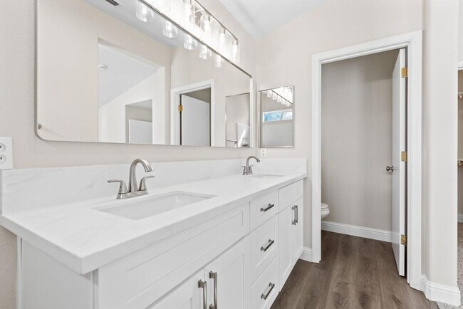 Building Photo - Gorgeous 3 Bedroom In Desired Natomas Park...