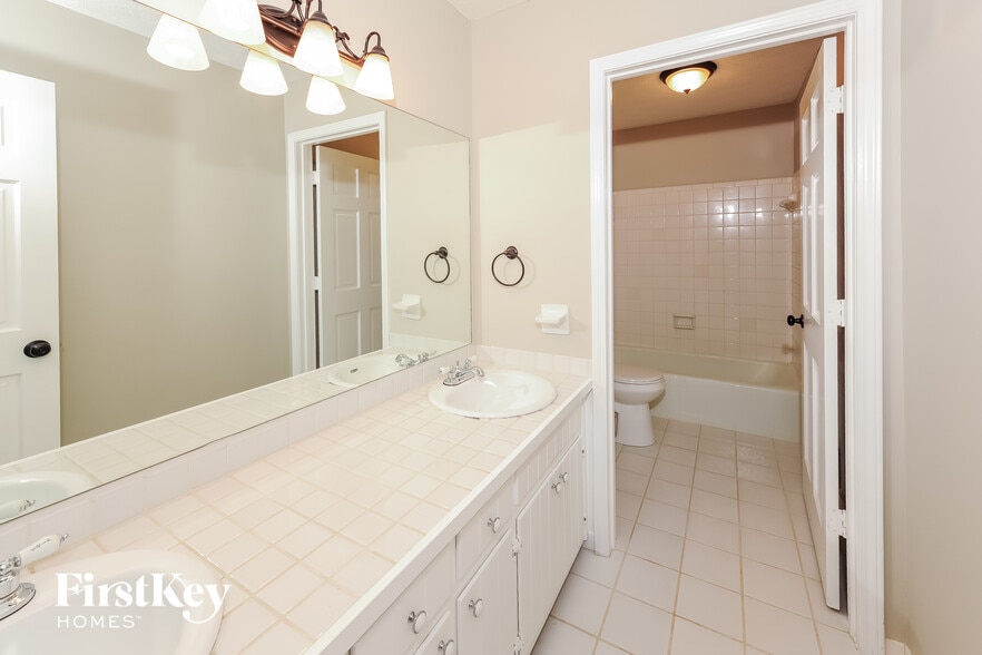 Building Photo - 1829 E Gate Dr