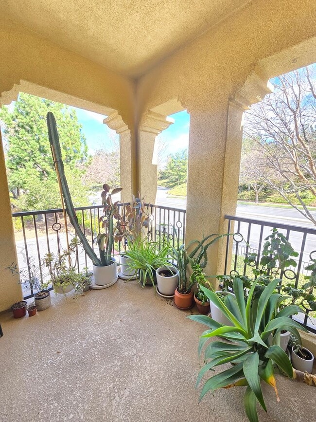 Building Photo - Beautiful Upgraded 2 Bedroom 2 Bathroom Townhouse in Gated Community – Santa Clarita