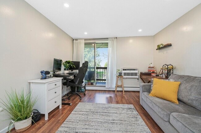 Building Photo - 144 Kenrick St