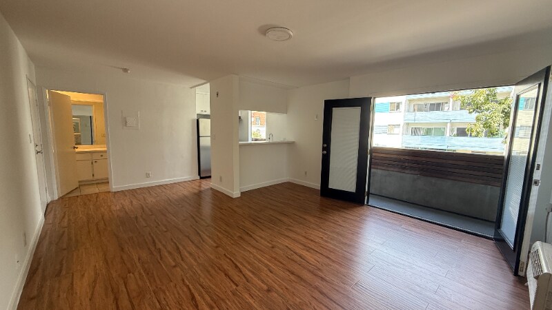Building Photo - 7044 Hawthorn Ave