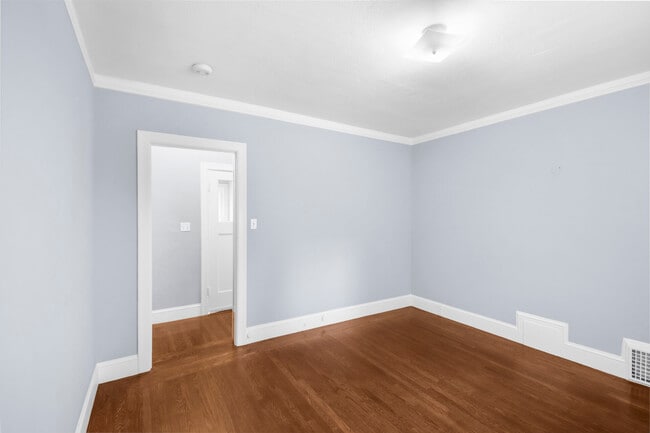 Building Photo - 733 Grosvenor Pl