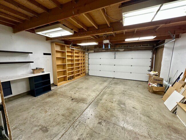 Building Photo - Convenient and Private Townhome