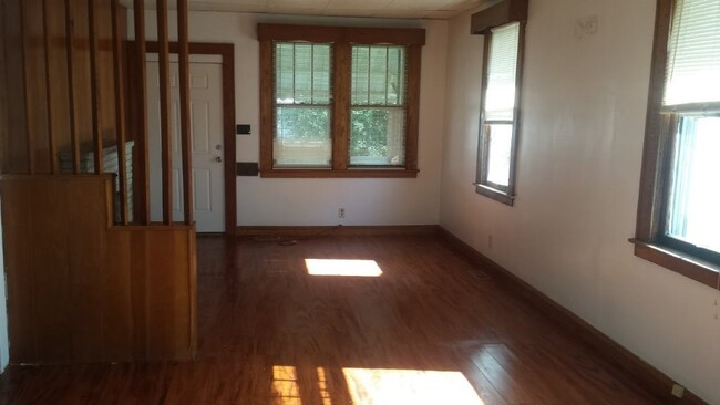 Building Photo - Two Bedroom One Bath Newly Renovated Charl...