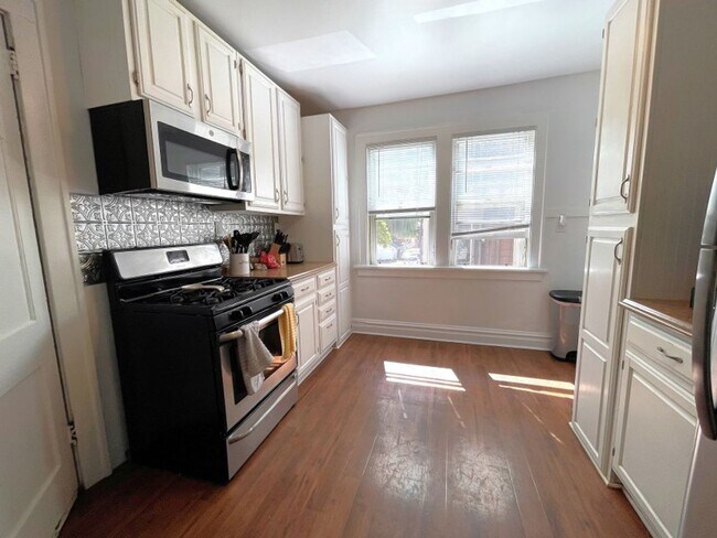 Building Photo - 151 Lathrop St