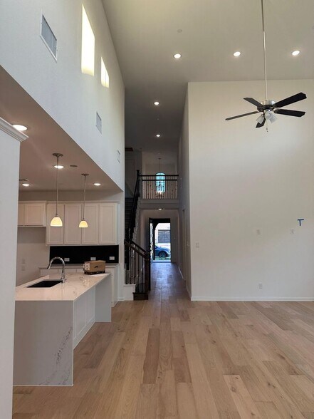 Building Photo - 613 Florence Trl