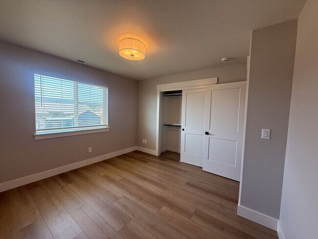 Building Photo - 634 NW Crater Lk Dr