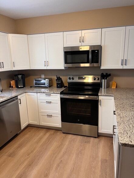 Kitchen - 2 N Frontenac Ave