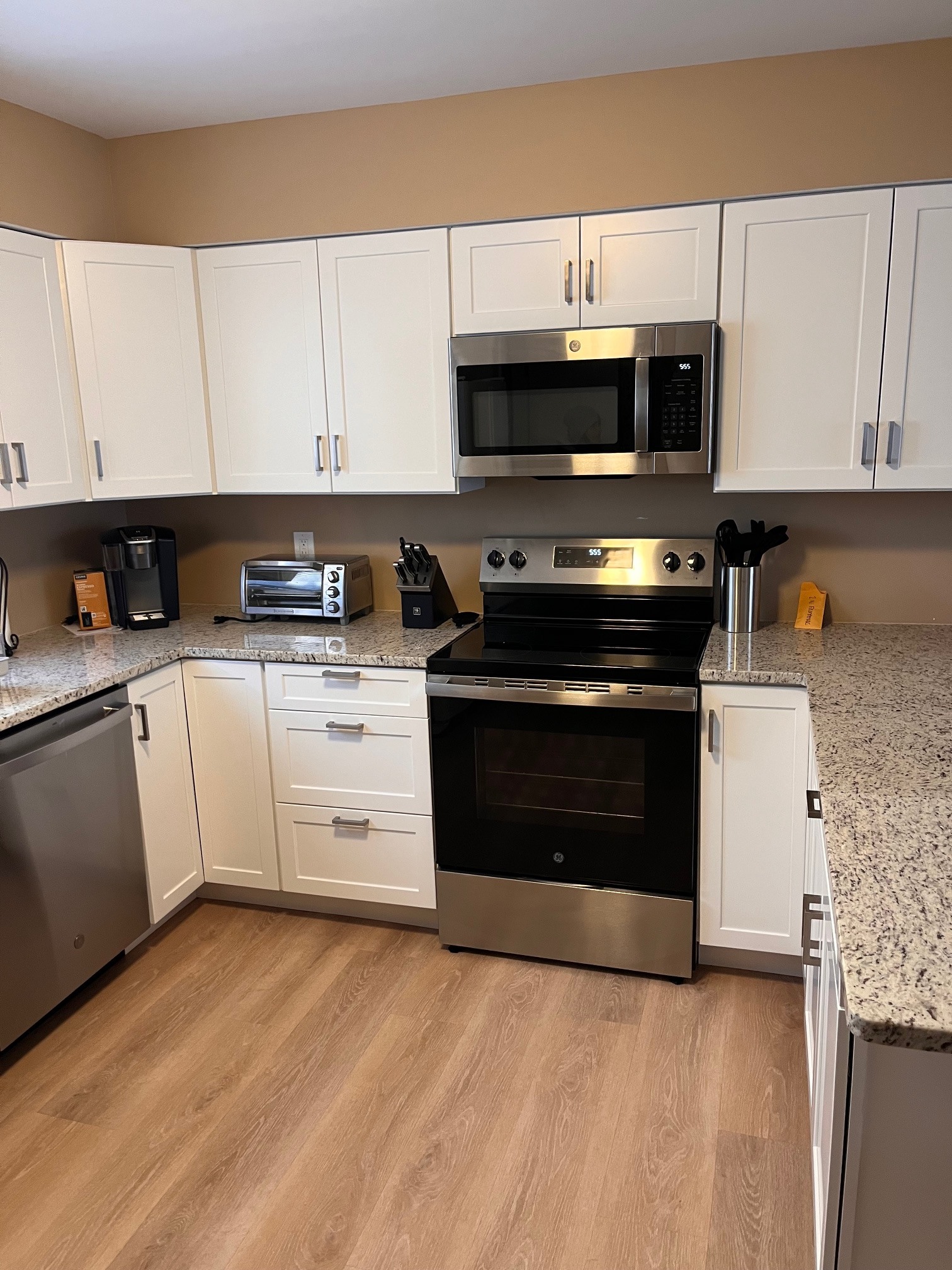 Kitchen - 2 N Frontenac Ave