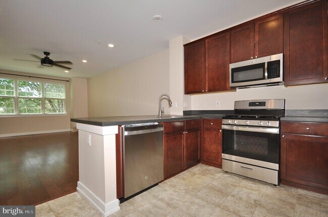 Building Photo - 137-A Equestrian Row Unit