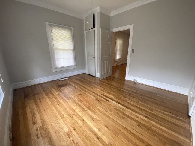 Building Photo - Must see this Adorable 2 bedroom 1 bath ho...
