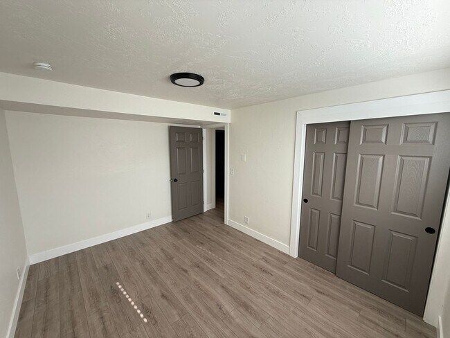 Building Photo - Five Bedroom Home, 2600 sq ft,  West Jordan, $3000/month, Fenced Yard