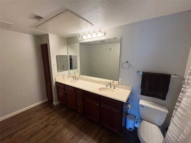 Building Photo - 7575 Kirby Dr