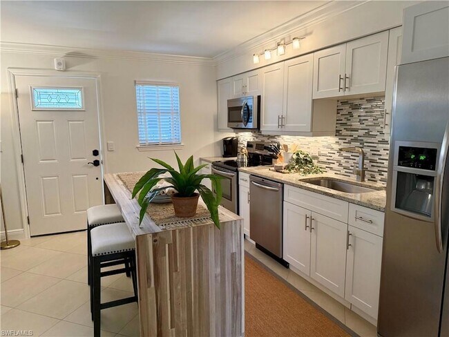 Building Photo - 960 7th St S