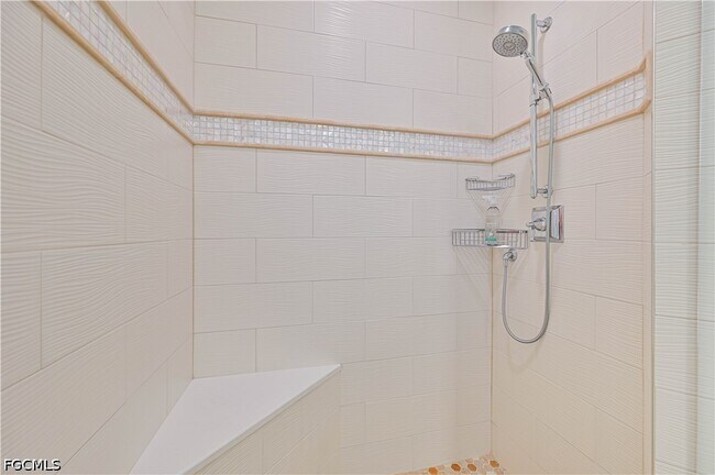 Building Photo - 5000 Royal Shores Dr