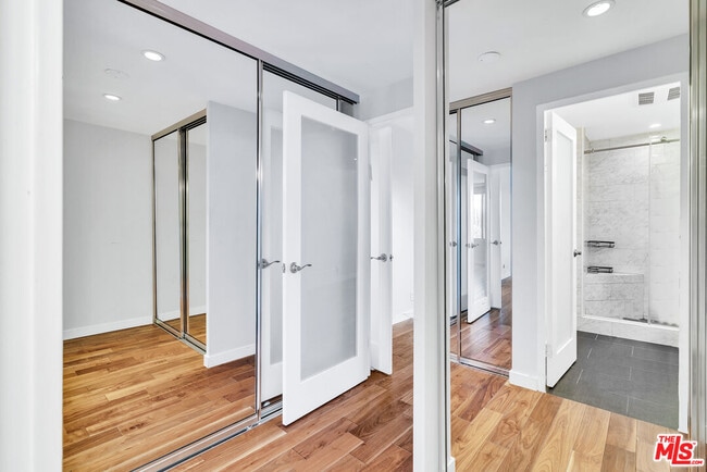 Building Photo - 865 Comstock Ave