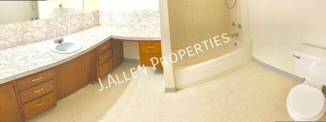 Building Photo - 313 N 12th St