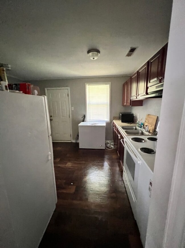 Building Photo - Charming two bedroom one bath duplex that is centrally located! Just minutes from area bases, sho...