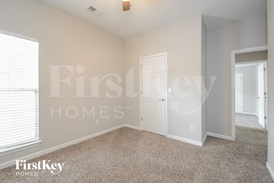 Building Photo - 4872 Longmeadow Dr